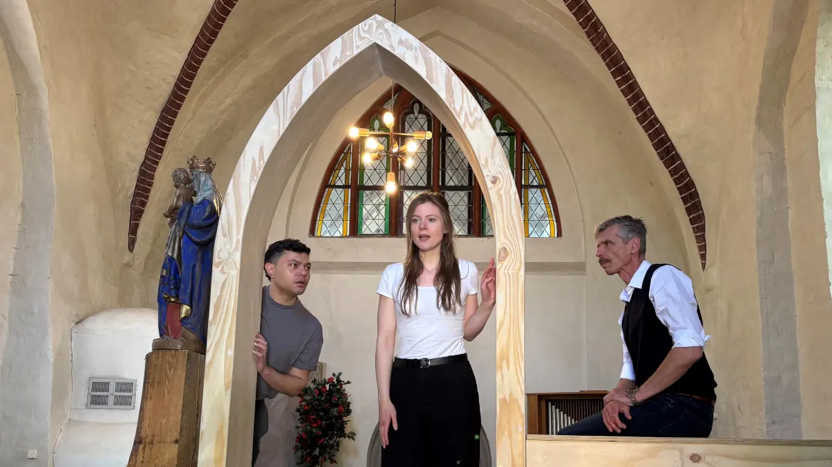 Die Uckeroper Angermünde bringt in der Spielzeit 2026 "Faust" auf die Bühne. Hier sind Lea Kohnen als Margarete und als Mephisto mit Regisseur Holger Müller-Brandes bei einer Probe zu sehen.