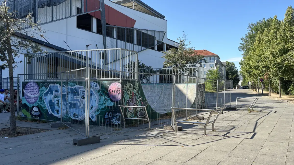 In Frankfurt (Oder) ist eine der Skateanlagen – die vor dem Kaufland-Bunker – seit Wochen gesperrt. Wie viel die Baustelle gekostet hat.