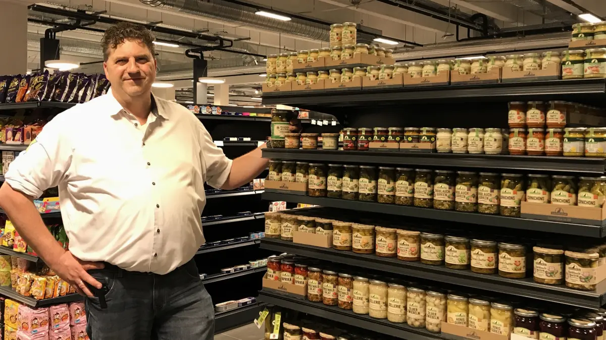 Frankfurt (Oder). Neuer Edeka-Markt im Einkaufszentrum HEP. Sven Habermann, Inhaber, an einem der neuen Regale, in dem bereits die ersten Waren stehen. 29.07.2026 Foto: Frank Groneberg