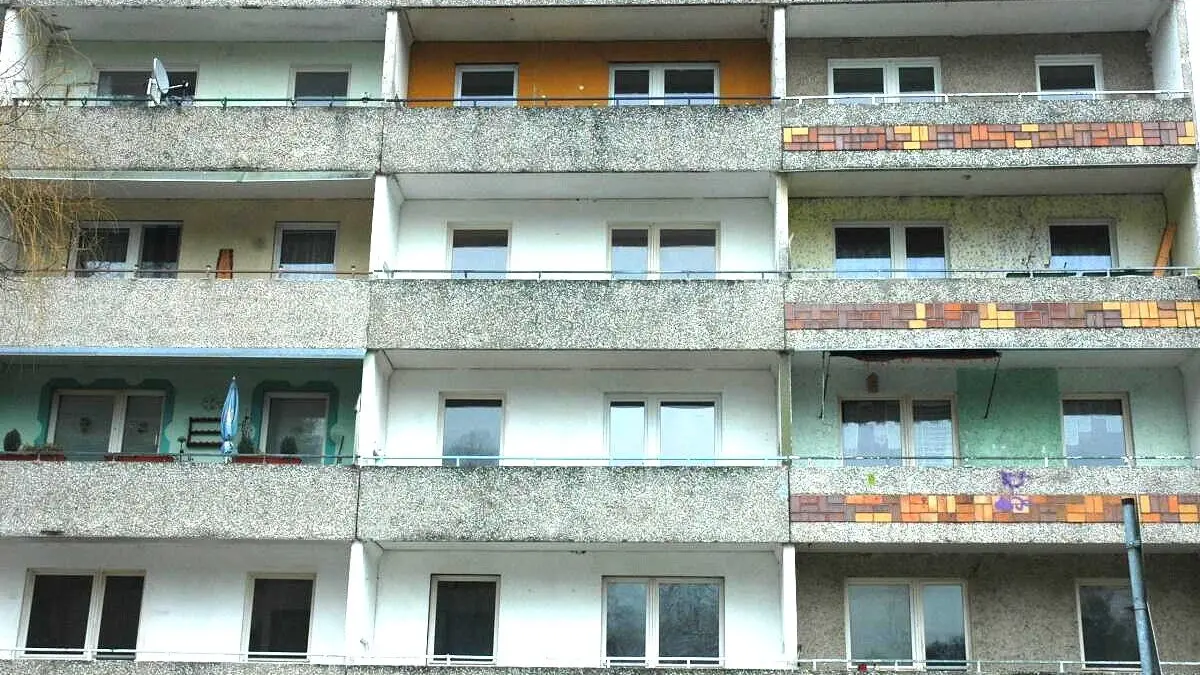 Für den Abriss freigegeben: Dieses Foto von den Neubaublöcken an der Potsdamer Allee in Eberswalde stammt aus dem Jahr 2015. Zum Rückbau ist es dann doch nicht gekommen. Im Gegenteil: Der aufgewertete Wohnraum ist nicht mehr wiederzuerkennen.