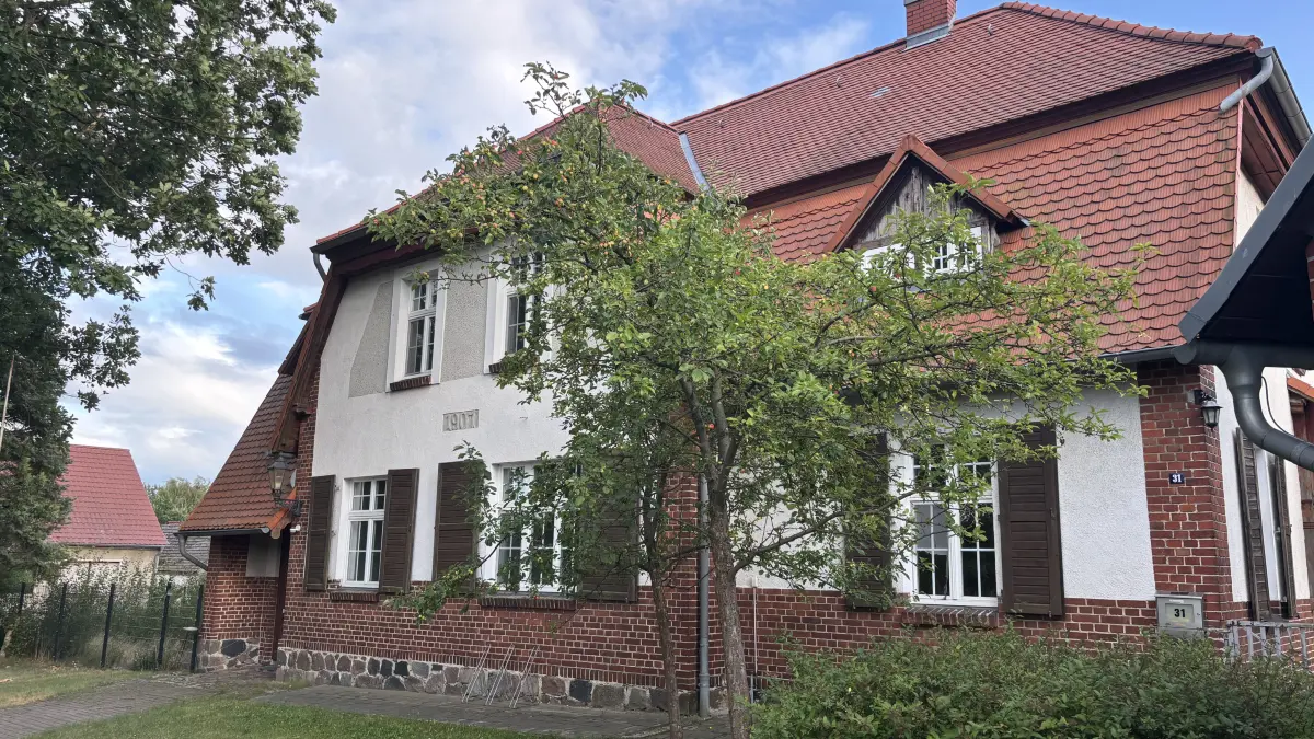 Die alte Schule in Diehlo, Ortsteil von Eisenhüttenstadt, wird saniert. Wann können die Wohnungen bezogen werden?