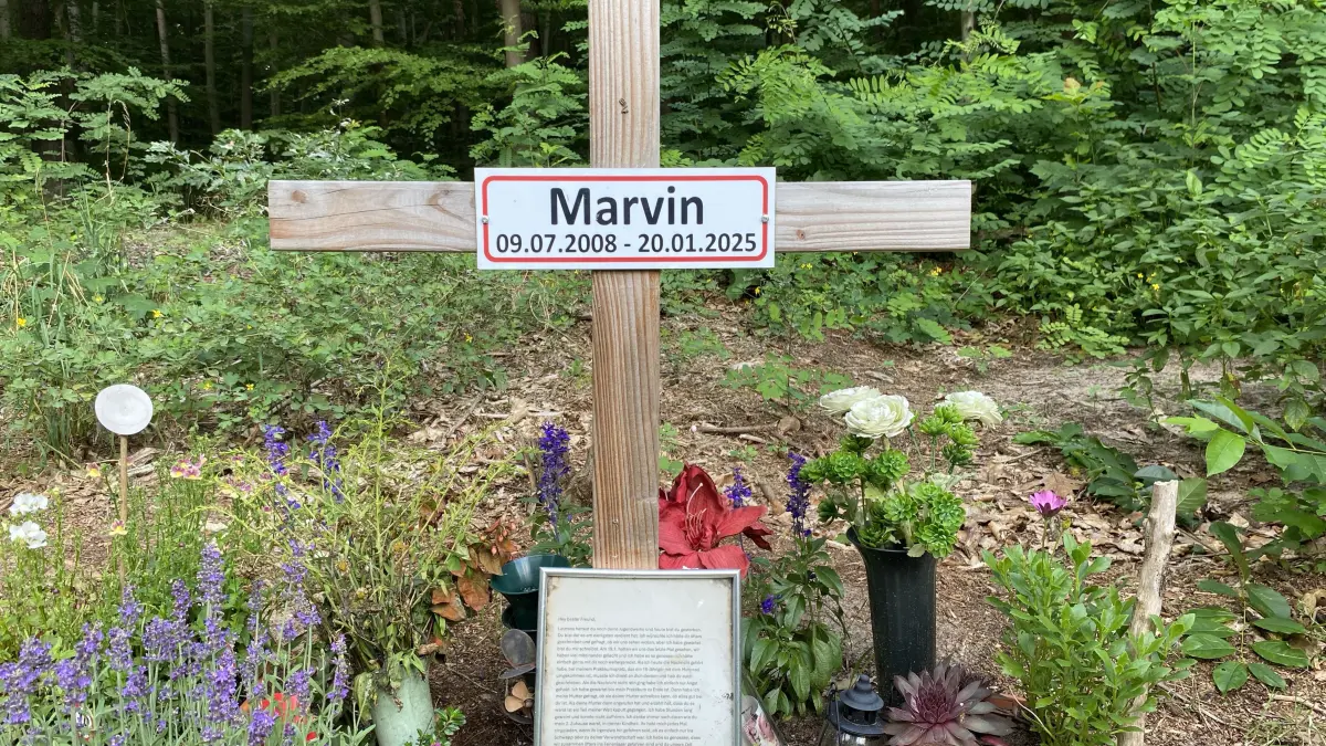 Erinnerung: Noch heute wird mit diesem Kreuz am Unfallort nahe Rauen an Marvin erinnert. Der Fall wurde jetzt im Amtsgericht Fürstenwalde verhandelt.