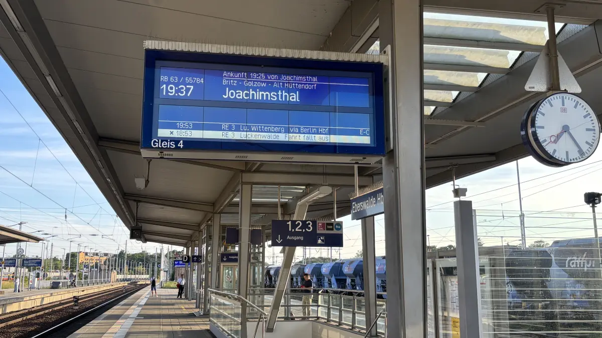 90 Minuten Verspätung, dann gestrichen: Zuganzeige für den RE3 auf dem Bahnhof Eberswalde.
