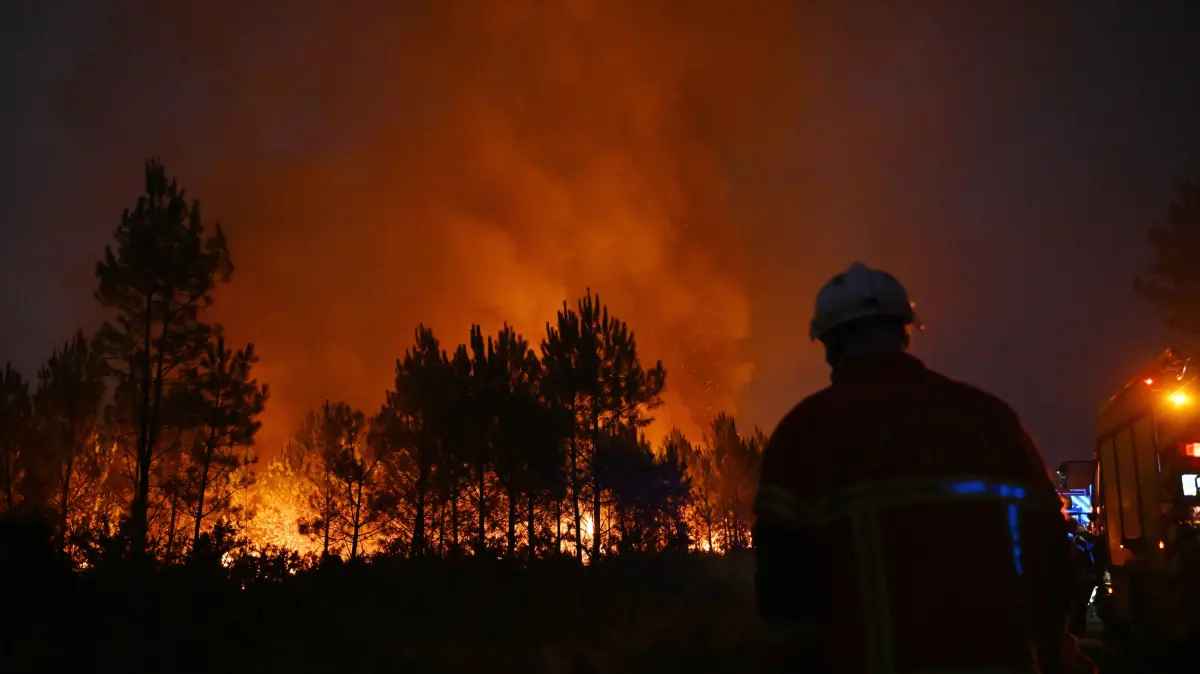 Alles nicht so schlimm? Während die AfD in Brandenburg über den Klimawandel spottet, stehen Teile Südeuropas in Flammen. Die Aufnahme stammt aus Südfrankreich.