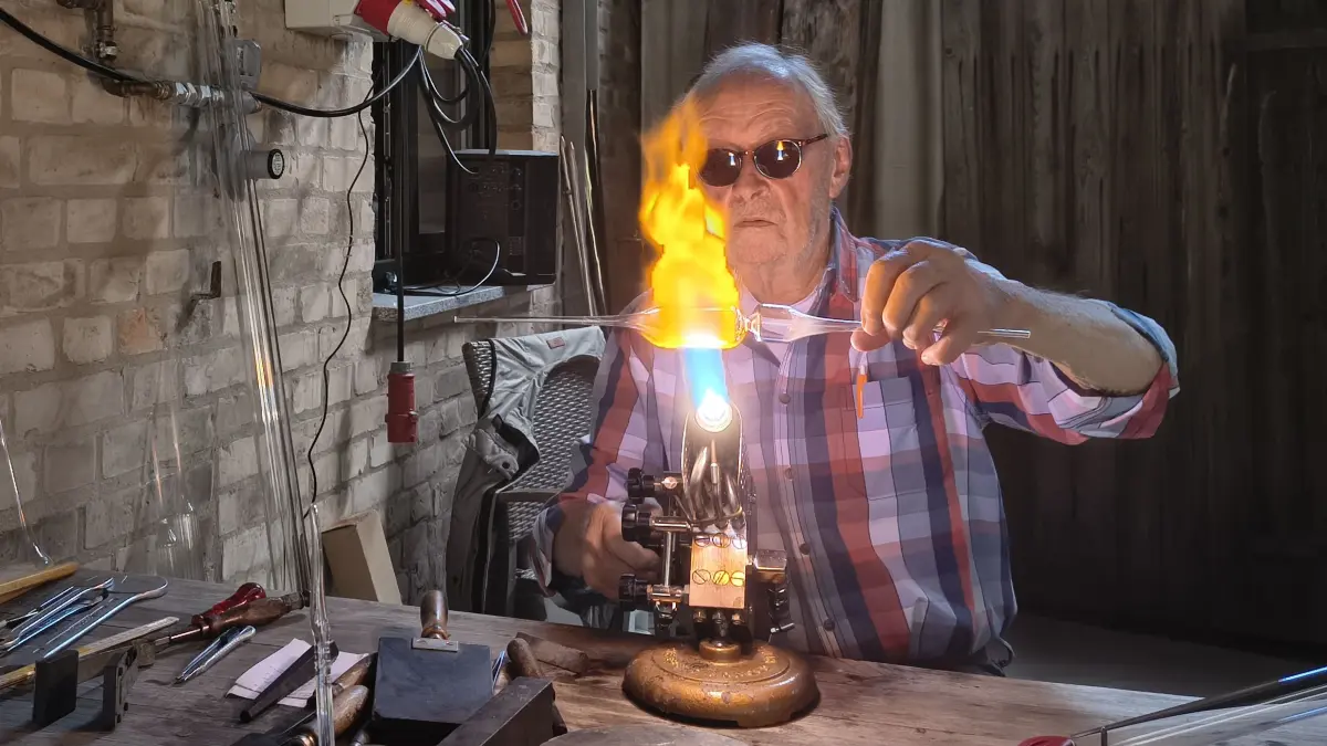 Glasbläser Erich Abel kurz nach der offiziellen Eröffnung der Grimnitzer Glastage am Mittwoch (29. Juli 2026). Mit über 80 Jahren ist der gebürtige Wiener noch immer als Glasbläser tätig und zum neunten Mal bei den Glastagen dabei.