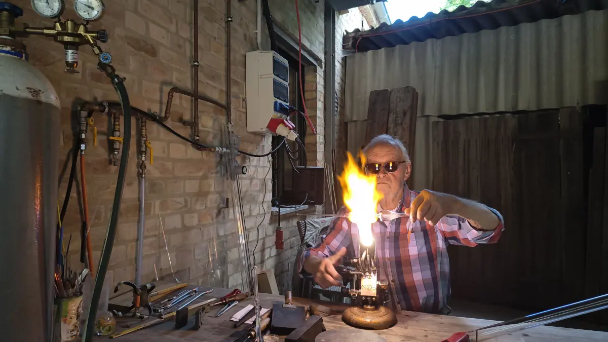 Erich Abel in Joachimsthal bei der Arbeit an seinem mobilen Glasbrenner. Der gebürtige Wiener hatte 1987 zur 750-Jahr-Feier von Berlin eine besondere Idee. Noch heute hat er viele Erinnerungen daran, die im wörtlichen Sinn greifbar sind.