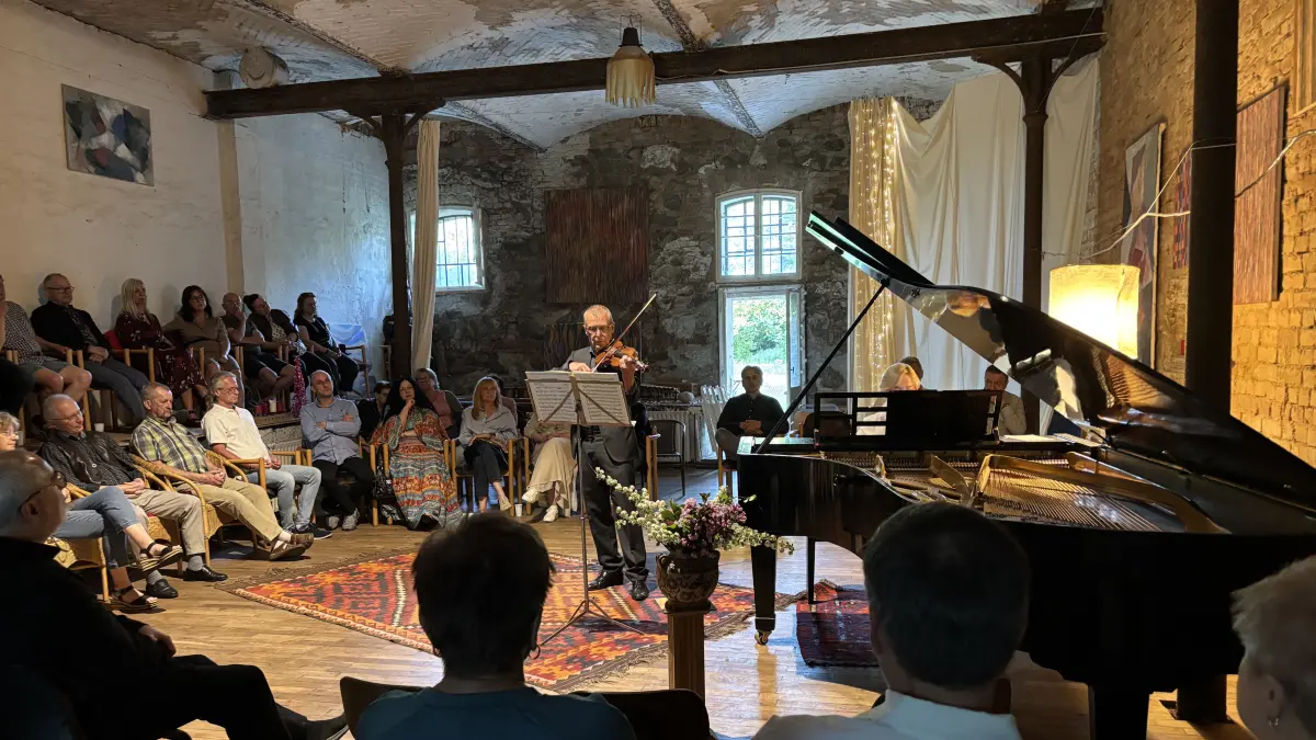Konzertsaal in der Feldsteinscheune: Michael Winker, Violinist von der Deutschen Oper Berlin, spielt im „Sala u Kinala“ in Czachow bei Cedynia (Zehden).