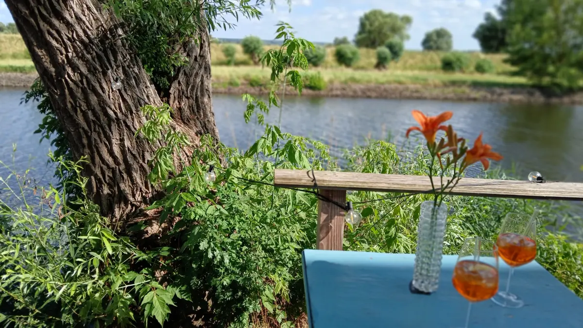 Idylle pur bietet das Café in Stolpe bei Angermünde seinen Gästen. Das kleine Ausflugslokal liegt auf dem Gelände einer ehemaligen Betonfabrik direkt am Kanal mit Blick in den Nationalpark Unteres Odertal. Hier gibt es neben Cocktails und Imbiss auch internationale Begegnungen.
