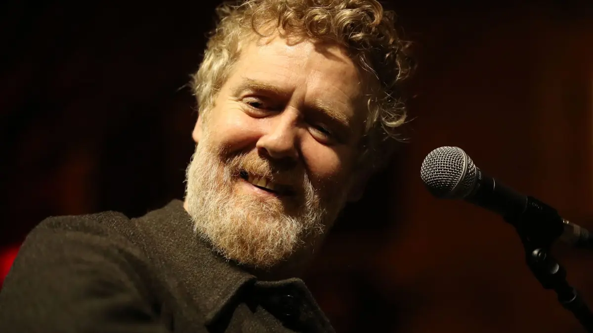 Irischer Musiker und Oscar-Preisträger Glen Hansard ist tot: ARCHIV - 21.08.2017, Großbritannien, Dublin: Sänger Glen Hansard nimmt vor dem Gaiety Theatre in Dublin am jährlichen Heiligabend-Straßenkonzert zugunsten der Dublin Simon Community teil. Der irische Musiker und Oscar-Preisträger Glen Hansard ist bei einem Unfall gestorben. Foto: Niall Carson/PA Wire/dpa +++ dpa-Bildfunk +++