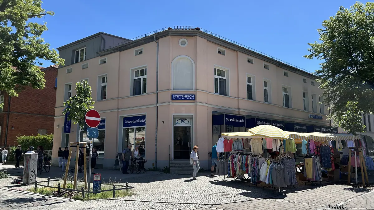 Sanitätshaus Stettnisch an einem Markttag in der Bahnhofstraße von Königs Wusterhausen.