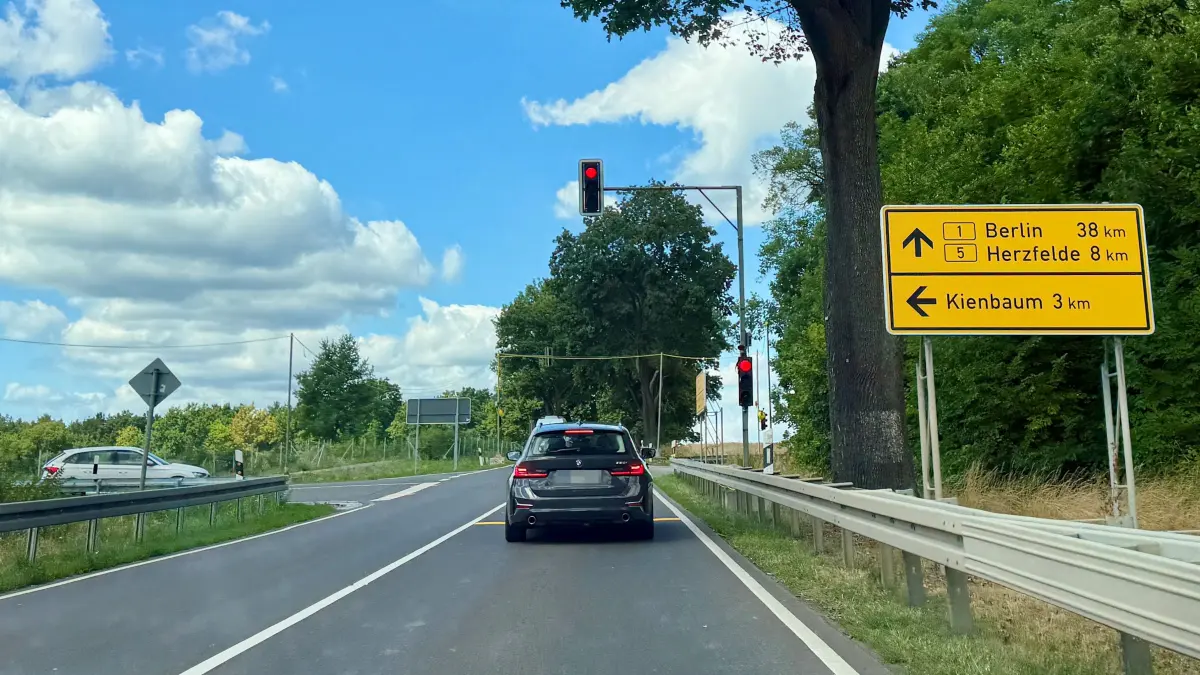 Auf der B1 zwischen Müncheberg und Lichtenow regelt eine Ampel den Verkehr am Abzweig nach Kienbaum.