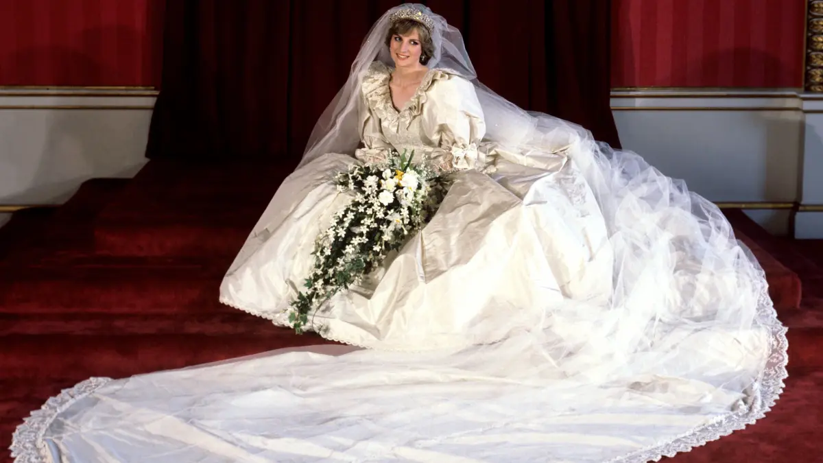 Das Foto vom 29.07.81 zeigt wie Diana, Prinzessin von Wales, in ihrem Brautkleid im Buckingham Palast sitzt. Vier Jahrzehnte nach der Hochzeit von Prinz Charles und Prinzessin Diana wird das Brautkleid der «Königin der Herzen» bei einer Ausstellung im Kensington-Palast in London gezeigt.