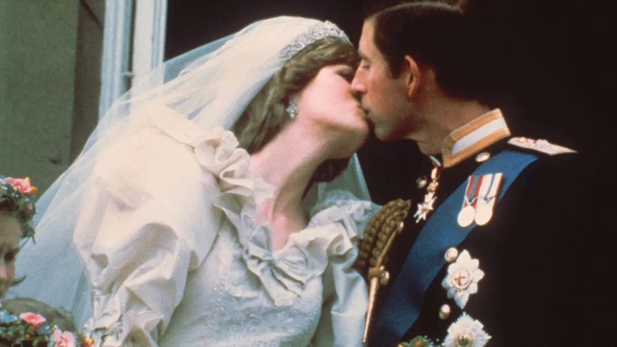 Hochzeitskuss des damaligen Traumpaares, Prinz Charles und Lady Diana Spencer. Der schnelle Schmatz geht am 29. Juli 1981 um die Welt. Hunderte Millionen verfolgen im Fernsehen, wie die damals 20 Jahre alte Diana Spencer den frisch angetrauten britischen Thronfolger Charles auf dem Balkon des Buckingham Palace küsst.