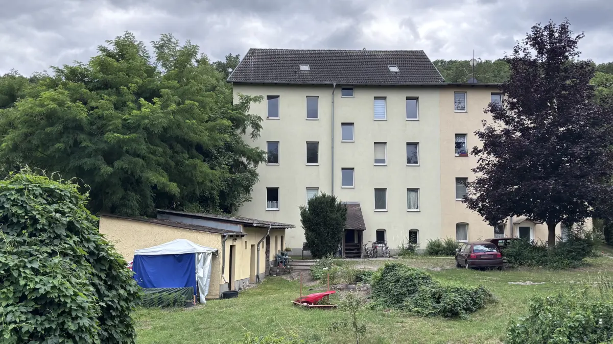 Investition: Renate und Willibald Dieter Scharbert wollen links an die Wohnhäuser, Eberswalde Straße 76/77, sozialen Wohnungsbau verwirklichen. Was die Stadt Bad Freienwalde dazu sagt.