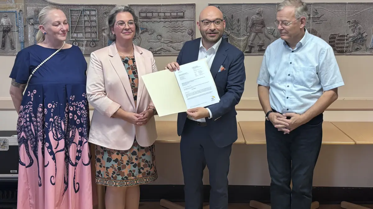 Bedeutungsvolles Papier: Gesundheitsminister René Wilke (3. v.l.) überreicht den wichtigen Bescheid an Silke Smilgies, Geschäftsführerin der Bad Freienwalde Tourismus GmbH, Bürgermeisterin Ulrike Heidemann und Stadtverordnetenvorsteher Reinhard Schmook (v.l.).