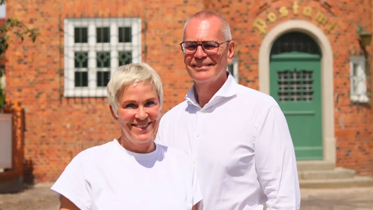 Viola und Michael Kurth vor dem alten Postamt in Bad Saarow. Das Paar kaufte die Immobilie. Wann gibt es einen Blick hinter die Kulissen?