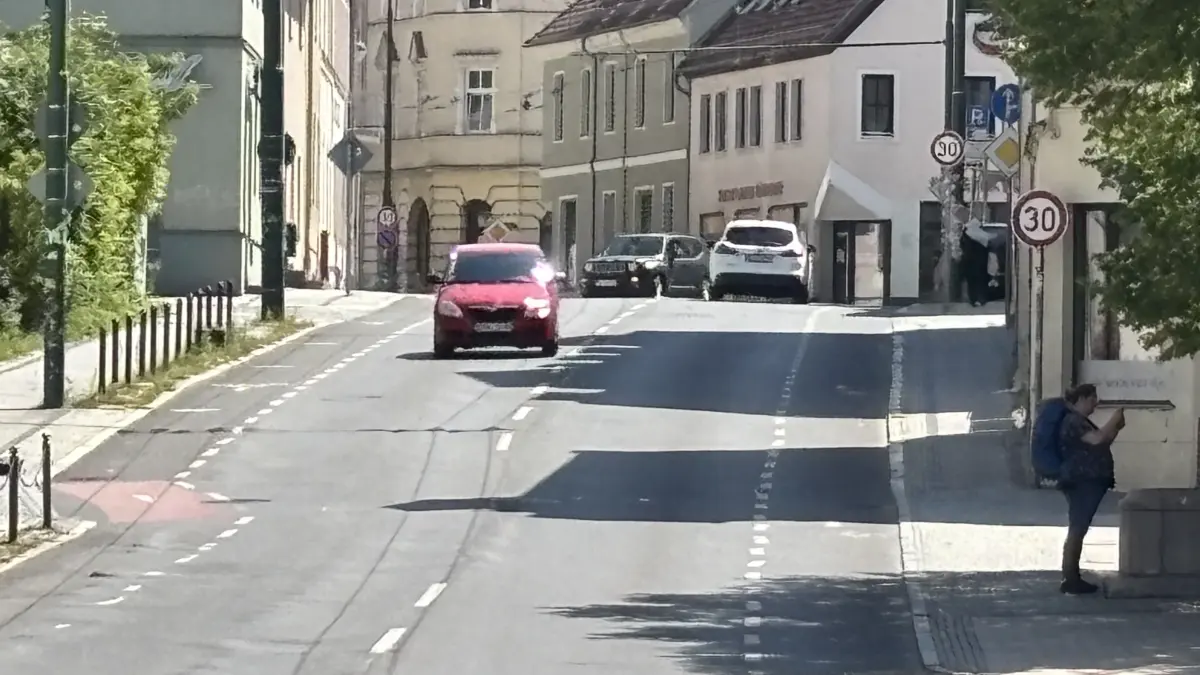 Wo die Breite Straße in Eberswalde auf einmal eng wird: Fahrrad-Aktivisten kritisieren, dass sie hier oft von Autos knapp überholt werden. Die Schutzstreifen sind ziemlich schmal.