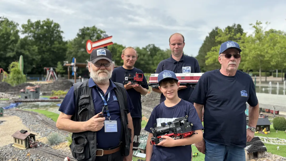 Die Mitglieder des Vereins Eberswalder Gartenfreunde sind Enthusiasten, die ehrenamtlich die Modelleisenbahn-Anlage im Familiengarten betreuen. V.l. Reinhard Bauer, Jeffry Zander, Jannes Banaskiewicz, Christian Krüger, André Krüger.