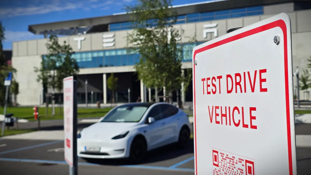 Tesla Testfahrt an der Gigafactory in Grünheide