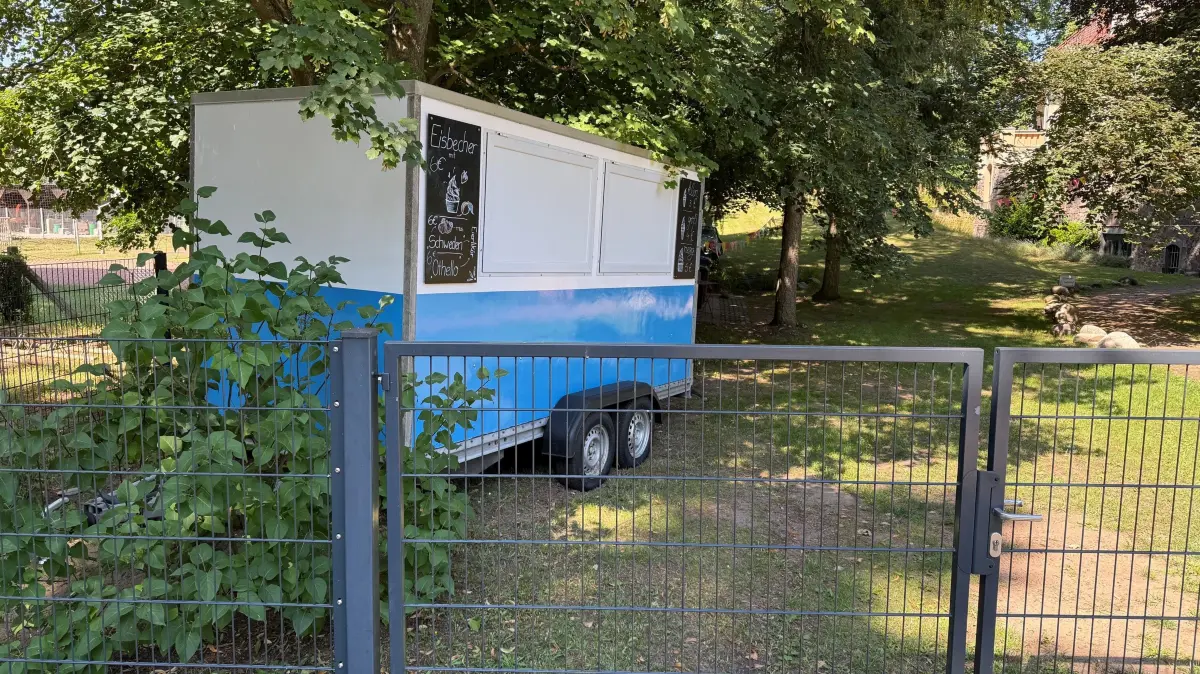 DDR-Softeis in Fürstenberg, Eiswagen in der Berliner Straße 85