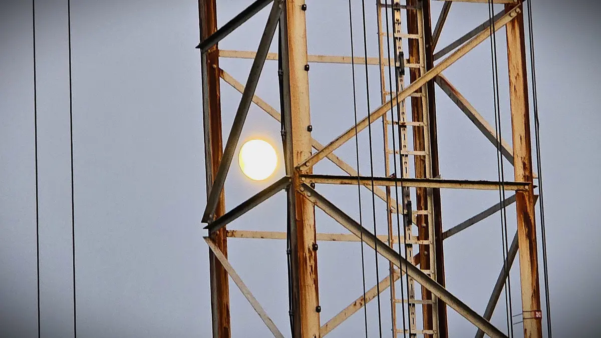 Der Mond scheint durch den Mast am Funkerberg in Königs Wusterhausen. Obwohl man die Sonnenfinsternis am 12. August am besten von einer Erhöhung sieht, ist der Funkerberg keine gute Option.