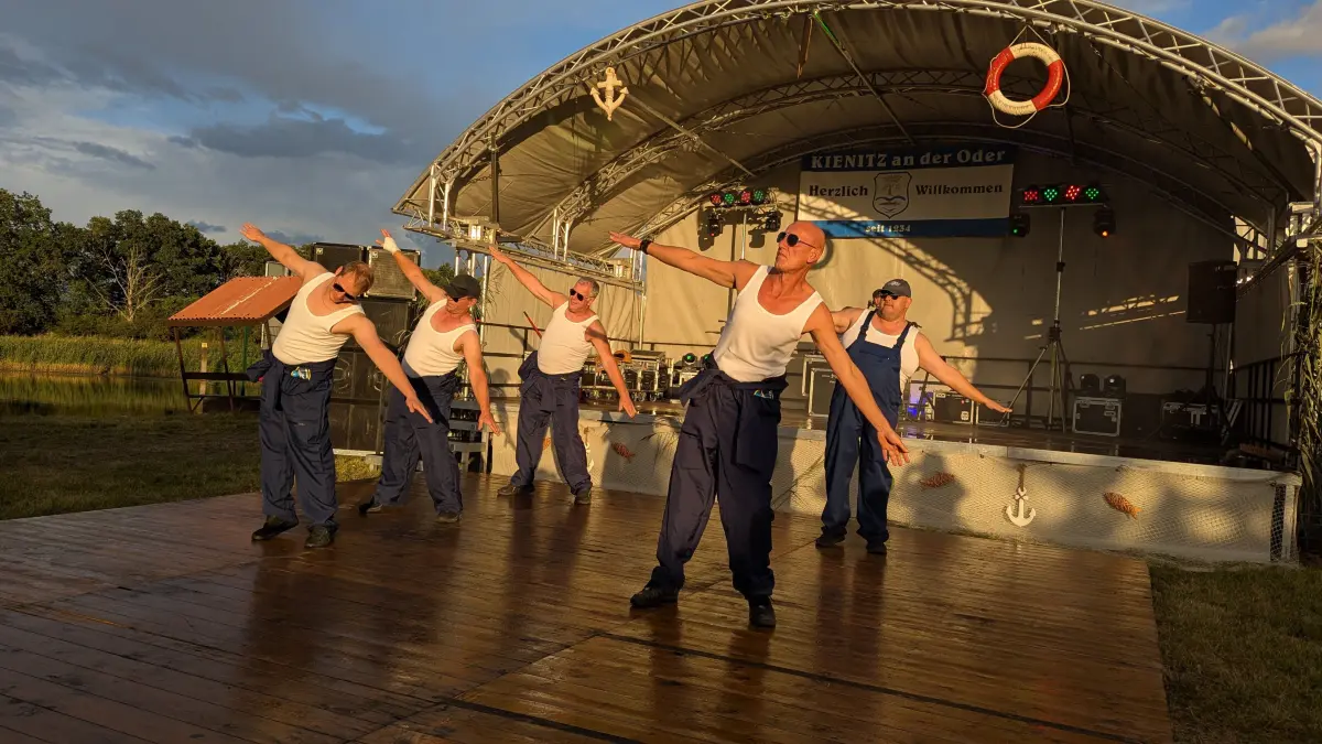 Männerballett beim Hafenfest Kienitz: Das Mannerballett des Neulietzegöricker Geselligkeitsverein ist beim Hafenfest in Kienitz im Top-Gun-Dress zu Danger Zone aufgetreten