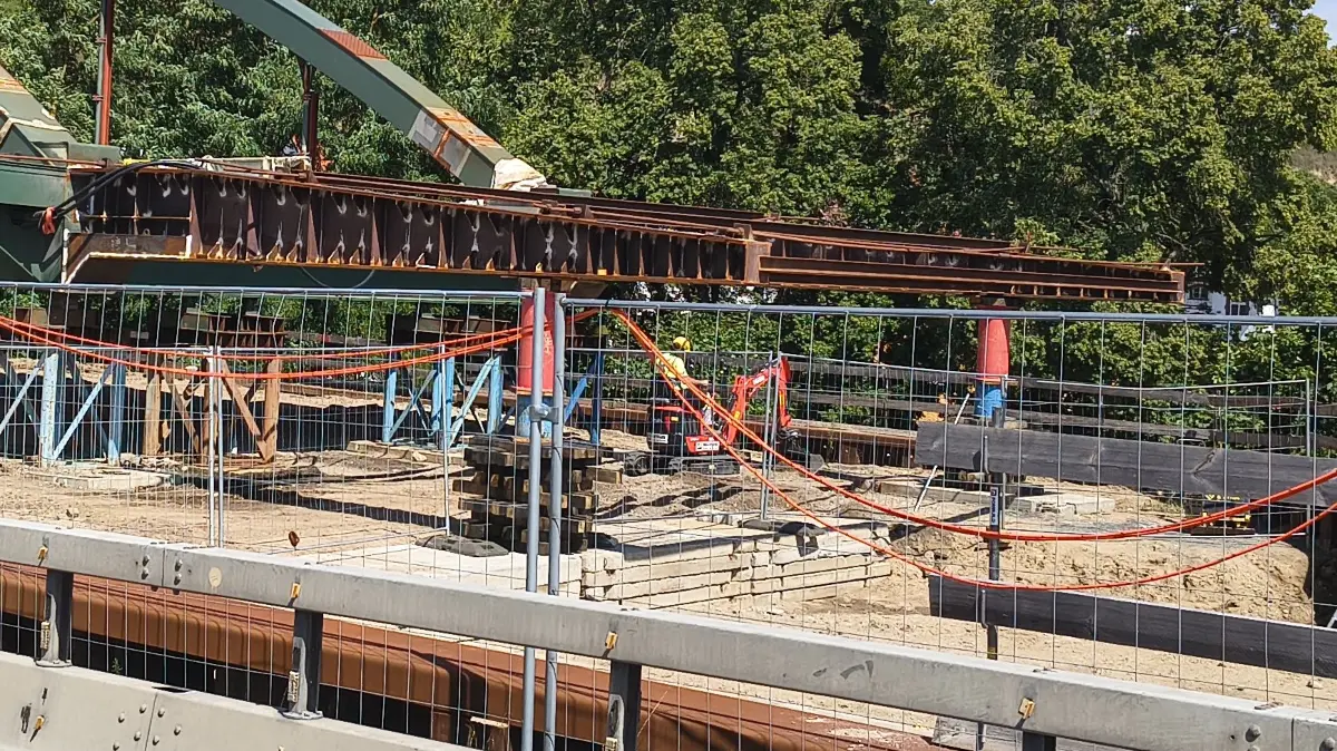 Minibagger im Einsatz an der neuen Brücke für die B158 in Oderberg. Deuten die Arbeiten auf einen möglichen Einschub der Brücke hin?