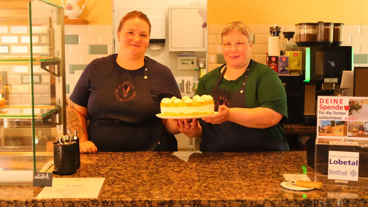 Sind ein eingespieltes Team: Bäckerin Lydia Clemens und Mitarbeiterin Yvonne Loverenz an der Theke der Tortenschlachterei in Reichenwalde. Das Café bei Bad Saarow weitet jetzt die Öffnungszeiten aus.