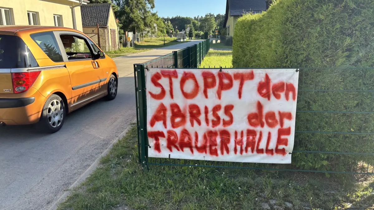Nicht zu übersehen: Das Dörfchen Lebbin in der Nähe von Storkow kämpft um seine Trauerhalle.