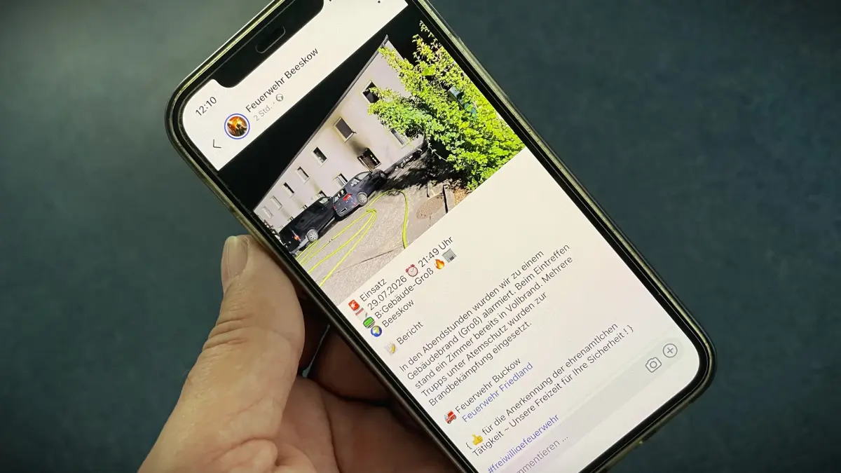 Beim Eintreffen stand ein Zimmer bereits in Vollbrand, schreibt die Feuerwehr Beeskow in einem Facebook-Beitrag und bedankt sich bei den Einsatzkräften aus Friedland und Buckow.