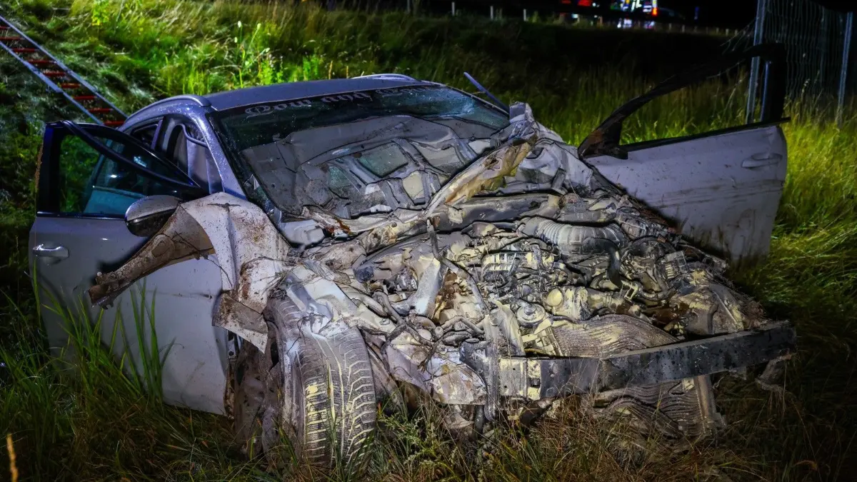Schwerer Unfall auf der Autobahn. Eine Verfolgungsjagd mit der Polizei endete für diesen Kia zwischen Mühlenbeck und Birkenwerder im Straßengraben.