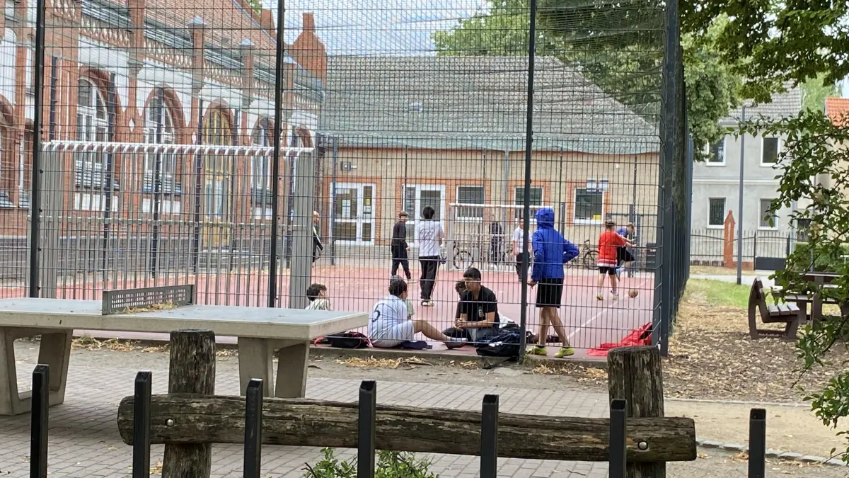 Treffpunkt für informelles Spiel in Fürstenwalde: Der eingezäunte Bolzplatz neben der Theodor-Fontane-Grundschule wird rege genutzt.