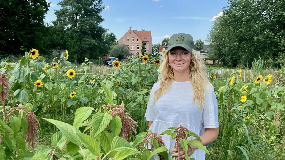 Zwischen Amaranth und Sonnenblumen hat Sara Jenichen im Wandlitzer Ortsteil Zerpenschleuse einen Ort zum Durchatmen und zugleich ein Unternehmen geschaffen. Nun ist ihre Flowerfarm für den Gründungspreis Brandenburg 2026 nominiert.
