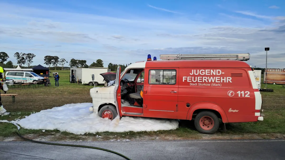 Nach einem Brand im Motorraum des betagten 1972er Ford Transit war das Fahrzeug der Jugendfeuerwehr Groß Schauen ein Totalschaden. Eine Spendenaktion brachte in wenigen Wochen 24.000 Euro – auf den Bescheid über einen Fördermittelantrag beim Innenministerium warten die Kinder seit mehreren Monaten.