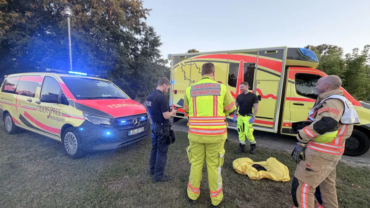 Einsatz am Spreeufer in Fürstenwalde: Feuerwehr und Rettungsdienst haben einen leichtsinnigen Schwimmer aus der Spree geholt.