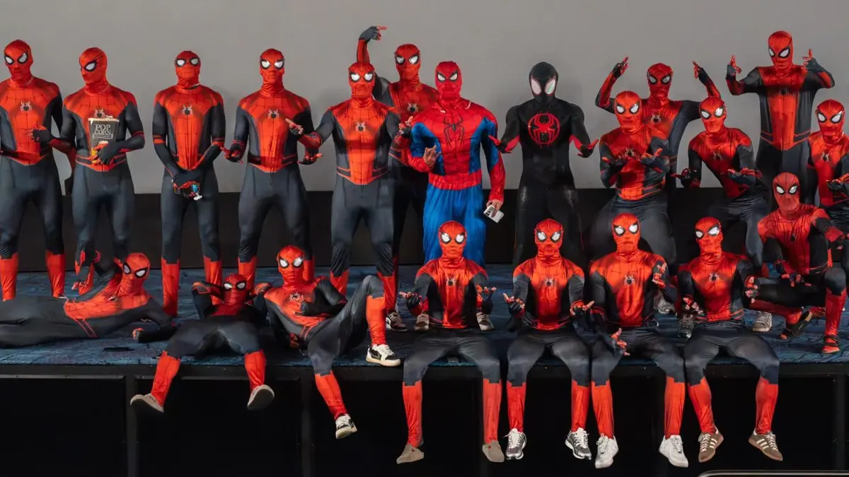 Energie Cottbus beim Mannschaftsabend der anderen Art. Die FCE-Profis erlebten die Premiere des neuen Spider-Man-Films im Kostüm