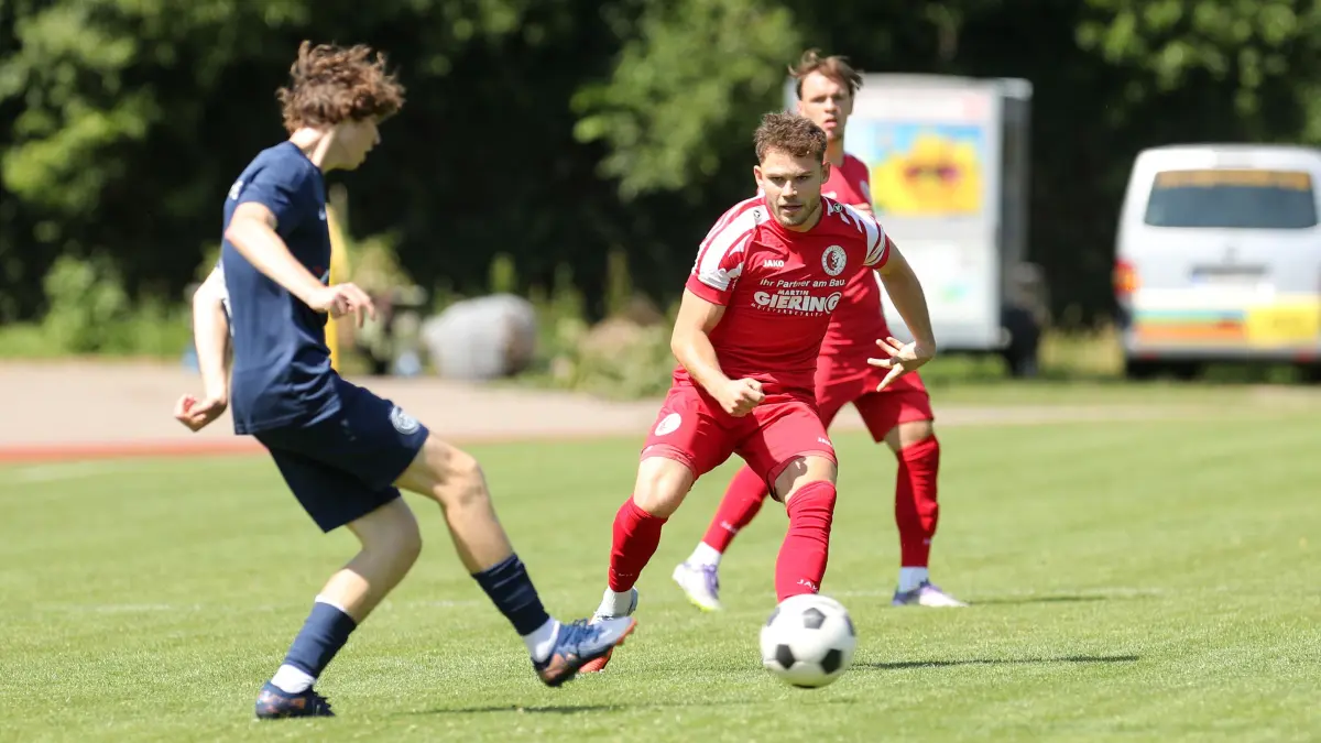 Noah Kerstin (rechts am Ball) gehört zu den sechs Neuzugängen, die Victoria Seelow für die Saison 2026/27 verpflichtet hat. Auch ein Top-Tor-Torjäger ist darunter.