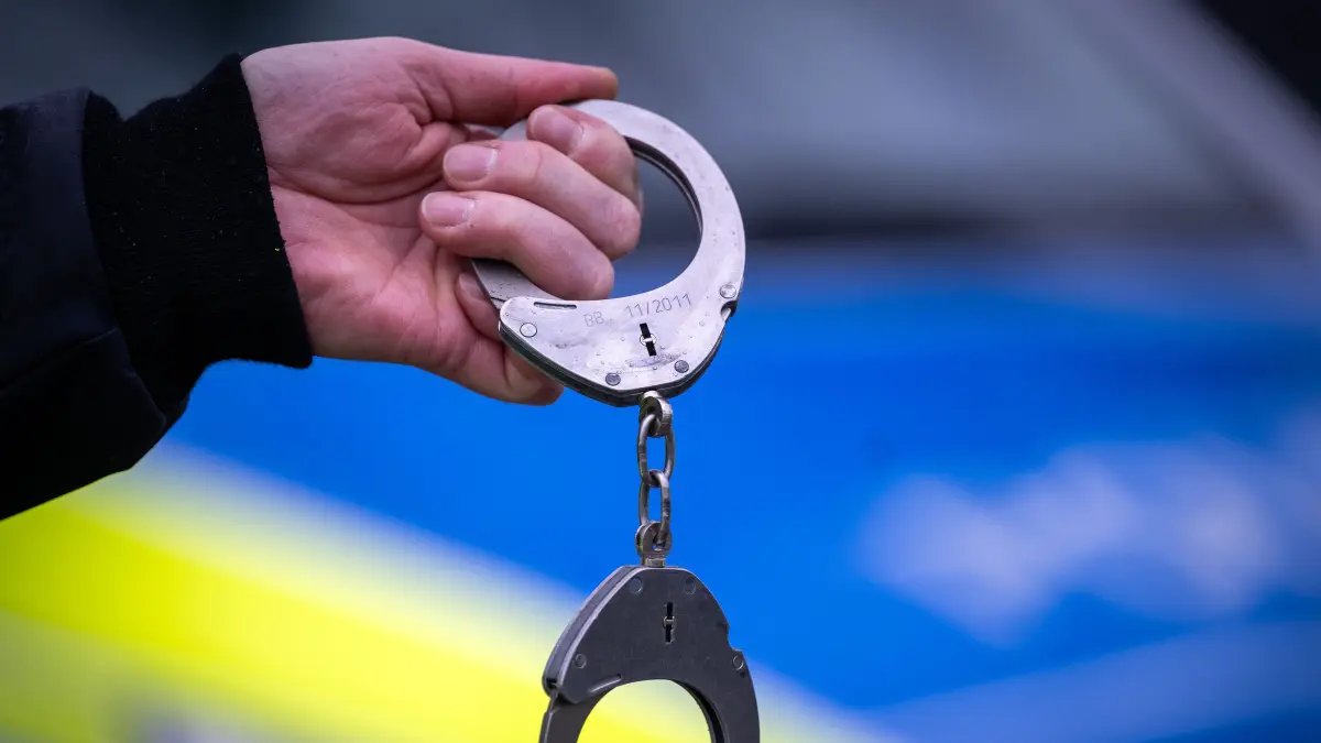 Erfolg – der dreiste Einbruch in die Büroräume eines Verbrauchermarktes in Lindenberg (Tauche) endete für die mutmaßlichen Täter in Handschellen. Das ist bekannt, so kam es zum Fahndungserfolg. (Symbolfoto)