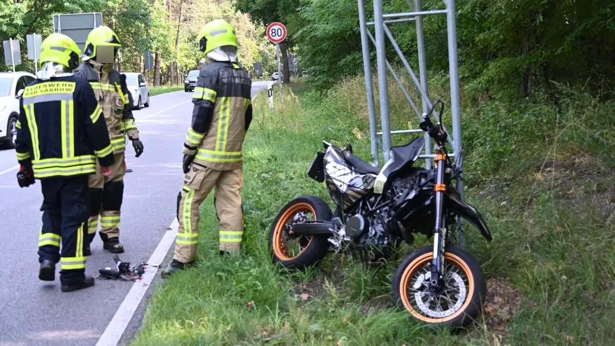 Unfall auf der L35 in Bad Saarow: Das verunglückte Motorrad steht am Straßenrand.