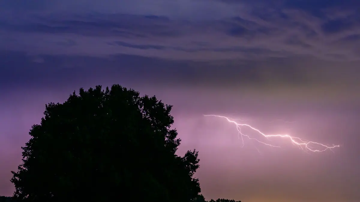 Gewitter über Brandenburg: 31.07.2026, Brandenburg, Sieversdorf: Blitze entladen sich am Himmel über Brandenburg. Foto: Patrick Pleul/dpa +++ dpa-Bildfunk +++