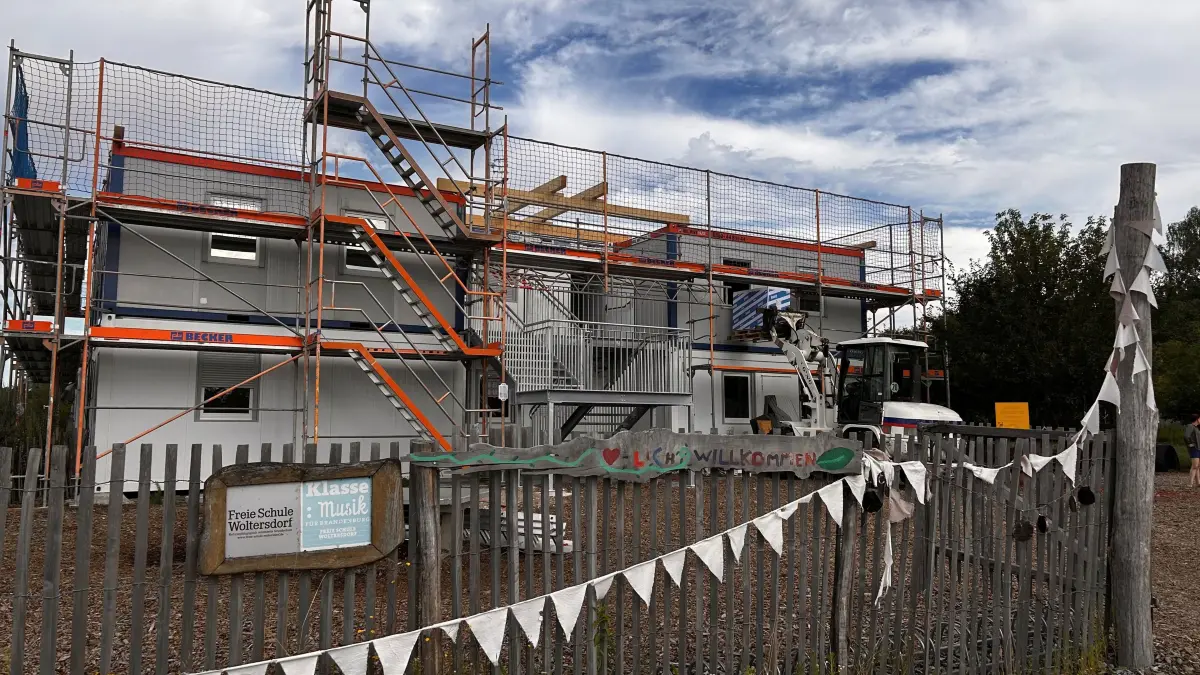 Das Gebäude aus Containern der Freien Schulen Woltersdorf wurde aufgestockt. Hier startet nach den Sommerferien die siebte Klasse der neu gegründeten Oberschule.