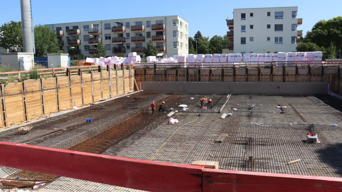 Baustelle Gymnasium Strausberg II: Eine riesige Baugrube erstreckt sich da, wo einst das frühere Polizeigebäude stand. Im Kellergeschoss entsteht dort die künftige Drei-Felder-Turnhalle.