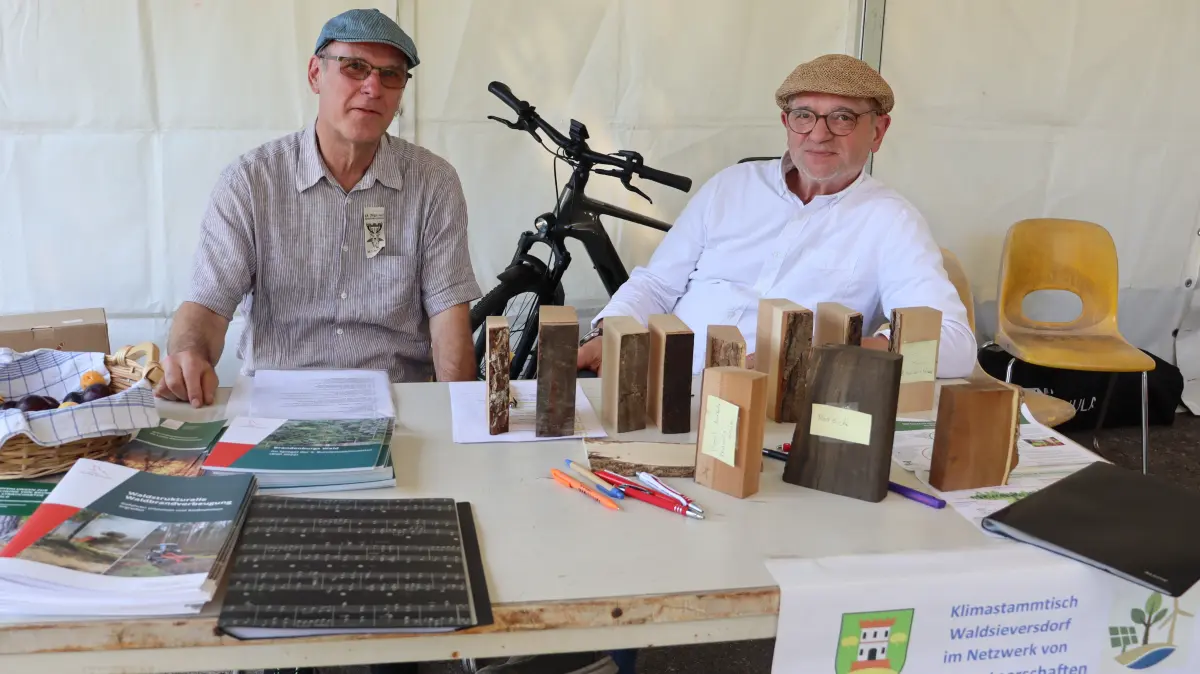 Zum Kernteam des Klimastammtischs Waldsieversdorf gehören von linke Norbert Pohl und Hans-Peter Piorr. Mit einem Infostand waren sie auch kürzlich beim Jägerfest präsent.