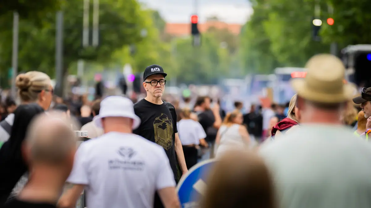 Dr. Motte (M.), Mitbegründer der Loveparade in Berlin, nimmt an der Technoparade «Zug der Liebe» teil. Unter dem Motto "Bässe verbinden" zieht der Umzug zum zehnten Mal durch Berlin um ein politisches Zeichen für Toleranz, Vielfalt und Solidarität zu setzen.