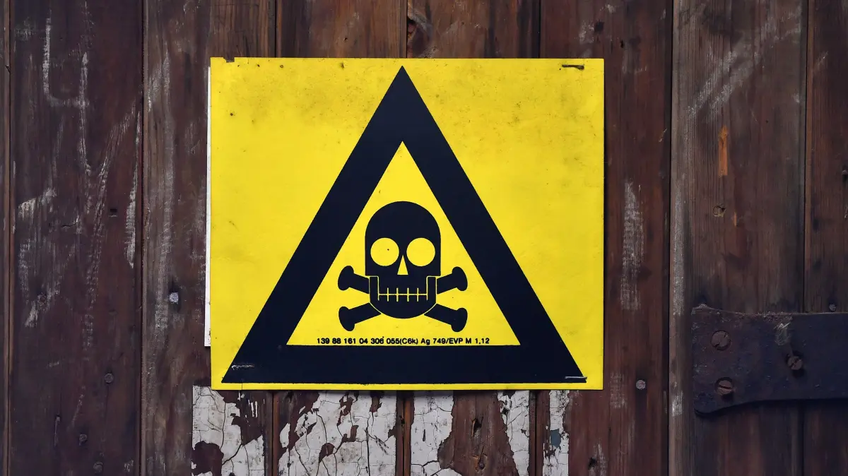 Ein Warnschild für «Gift» hängt an einem Schrank in der Zuckerfabrik Oldisleben. (zu dpa: «Vier Kinder in Sibirien an vergiftetem Essen gestorben») +++ dpa-Bildfunk +++