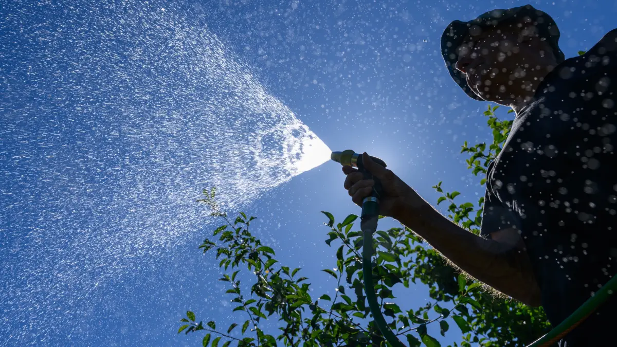Ein Kleingärtner bewässert seine Pflanzen. Weitere Landkreise regeln die Entnahme von Oberflächenwasser. Wie wirksam ist das? (Symbolbild)