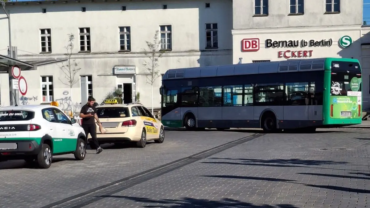 Es geht eng zu auf dem Bahnhofsvorplatz in Bernau. Viele Frakffahrer halten sich nicht an die Verkehrsregeln, behauptet Taxifahrer Bern Bachmann.