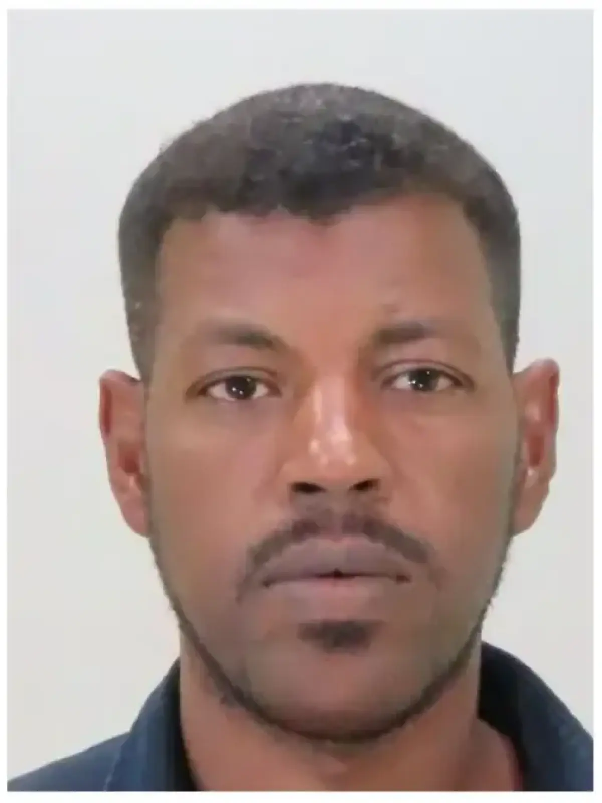 Dieser 38-jährige Asylbewerber heißt Mahmoud F, stammt aus dem Sudan und lebte zuletzt in einer Asylunterkunft in Gusow-Platkow. Hinweise zum Aufenthaltsort des Mannes nimmt die Polizei entgegen.