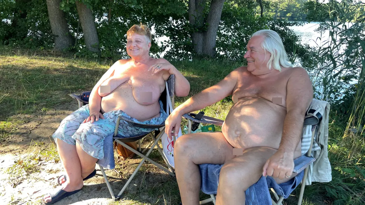 Joanna Lesniak und Matthias Rau gehen schon seit zehn Jahren zur FKK-Wiese am Tonteich bei Königs Wusterhausen.