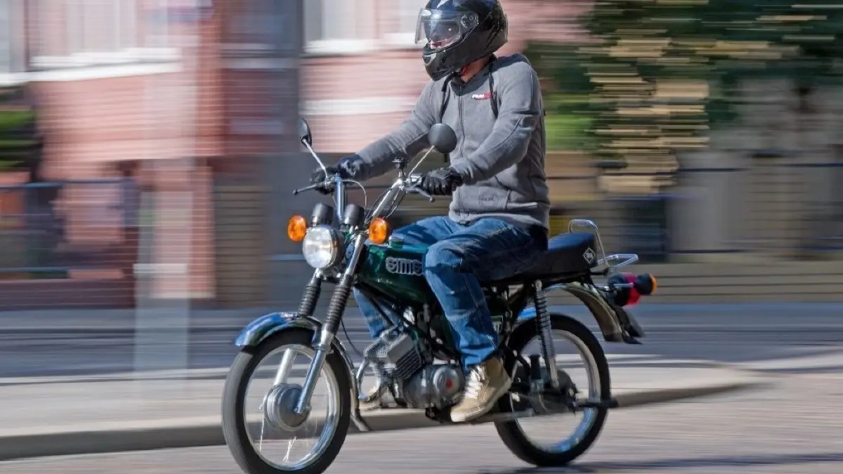 Mit einer frisierten Simson S51 kurvte in der Donnerstagnacht ein junger Mann am Scheibe-See rum.